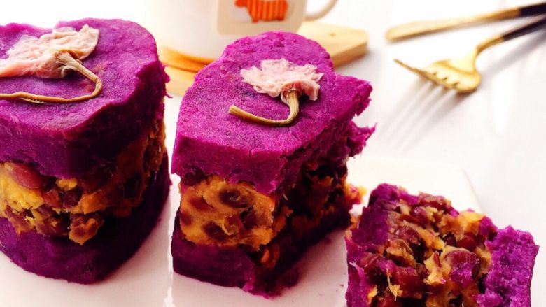 紫薯红豆糕-减脂餐5/28…,把红豆泥上下分别用紫薯泥夹上就可以啦。表面放上泡好的盐渍樱花，完成…
