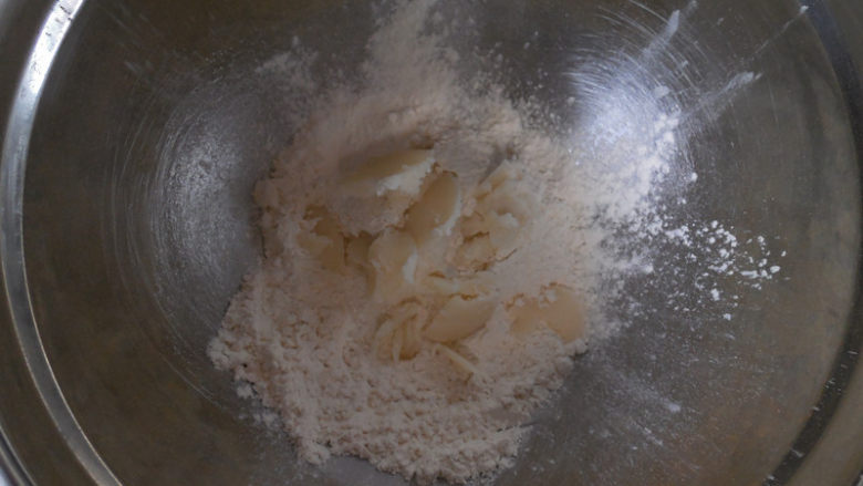 肉松蛋黄酥,同时我们也将酥皮材料放进盆子里，将其混合均匀！
（油酥材料：猪油37克、中筋面粉70克）