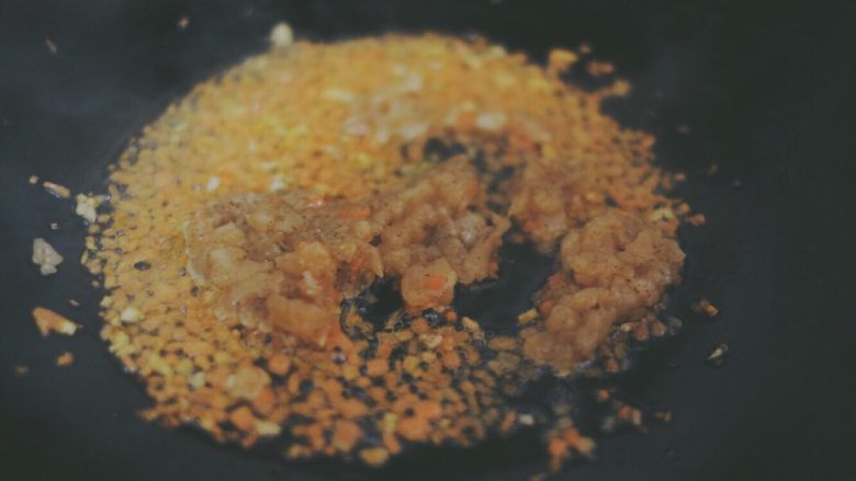 黑胡椒鸡胸减脂意面,蒜末出香味儿后倒入红萝卜和鸡胸肉翻炒