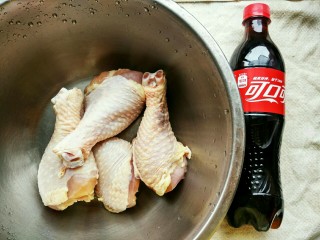 可乐鸡腿（无油更健康）,首先将鸡腿洗干净，再准备一瓶可乐。