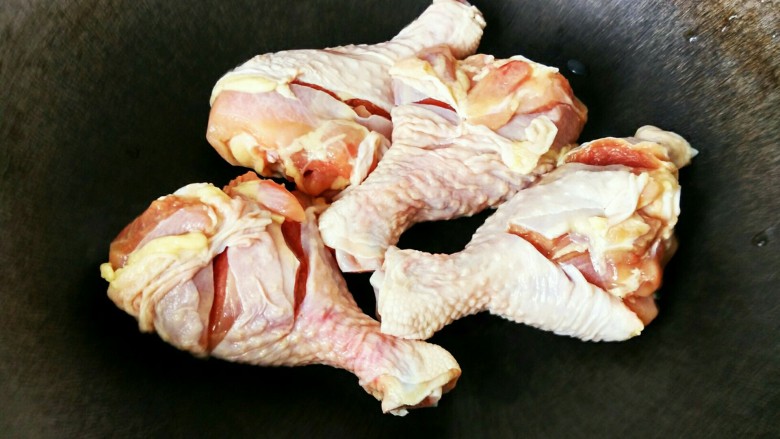 可乐鸡腿（无油更健康）,一切准备就绪，起锅，直接放入鸡腿煎制。
