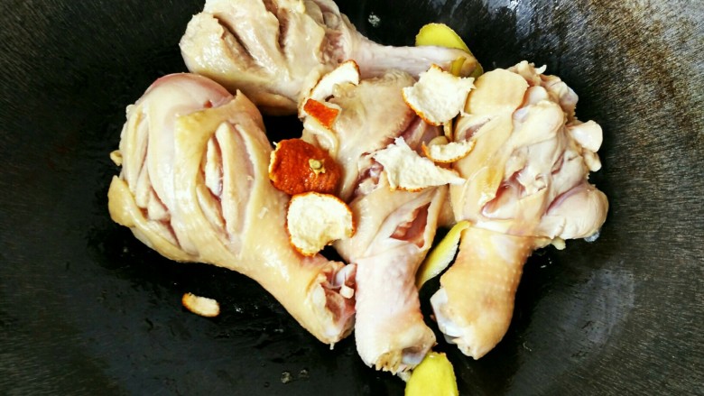 可乐鸡腿（无油更健康）,煎出油脂后，下入姜片和陈皮，翻炒均匀。