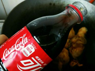 可乐鸡腿（无油更健康）,将可乐倒入锅中。