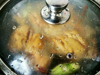 可乐鸡腿（无油更健康）,略微翻炒均匀，就可以盖上锅盖烧制了。
