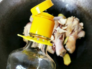 可乐鸡腿（无油更健康）,倒入两汤匙的酱油，翻炒至鸡腿均匀上色。