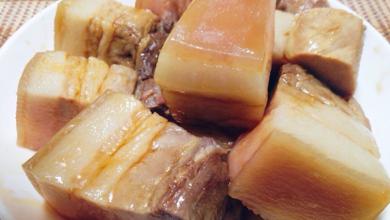 水晶东坡肉,切成长宽约3cm左右的块。