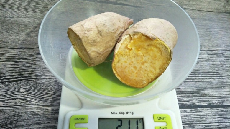 手工芋圆薯圆,取熟地瓜200克，多一点少一点没关系。