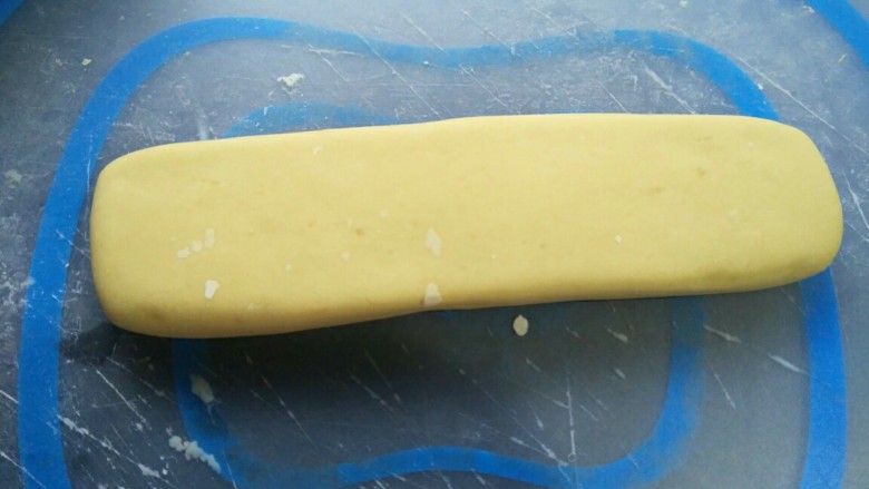 手工芋圆薯圆,弄成这种长方形，可以用菜刀压一压，比较整齐。