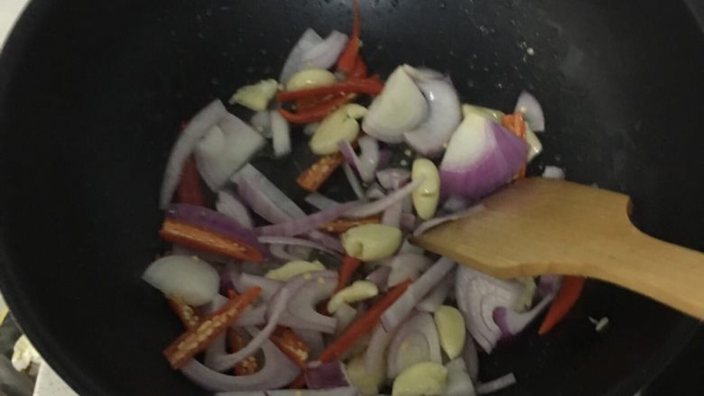 咖喱牛腩,锅里放油，放入洋葱蒜辣椒炒香。
