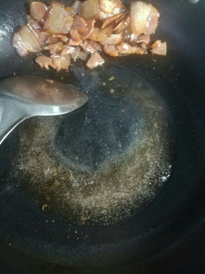 荷兰豆炒腊肉,为避免腊肉变太柴，没有水分后要把煎香的腊肉盛出来。