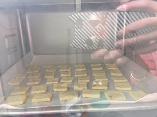 记忆中的味道—葱香苏打饼,送入烤箱160度13分钟表面金黄即可