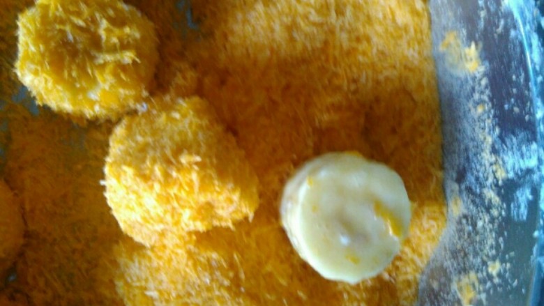 脆皮香蕉,拖满蛋液的香蕉放入面包糠