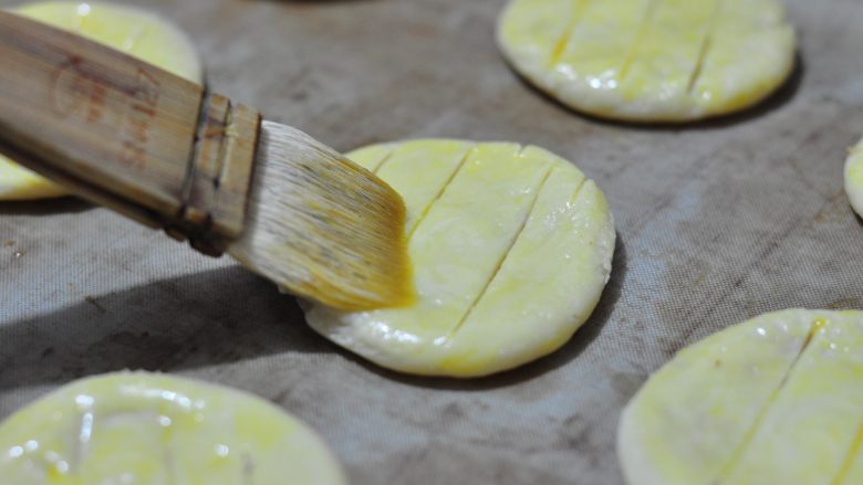 老婆饼,在饼面上刷上蛋黄液（烤的过程中可拿出来再刷一次蛋黄液，上色效果会更好）。