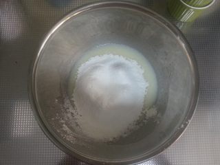 烘焙基础——戚风蛋糕,加入过筛后的低筋面粉。