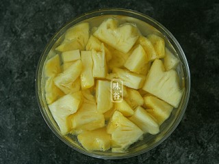菠萝鸡,菠萝切小块后用盐水浸泡30分钟左右。菠萝用盐水泡一方面是为了避免过敏反应。另一方面，这样能够使菠萝的一部分有机酸分解在盐水里，使得味道显得更甜。