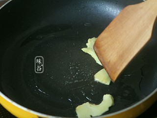 菠萝鸡,锅内下油，油热后放入姜片爆香。