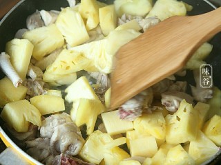 菠萝鸡,鸡肉翻炒至八成熟时倒入菠萝一起翻炒。