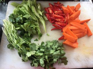 自家泡椒鸡爪,洗好切好配菜，胡萝卜、西芹、红辣椒、香菜，如图