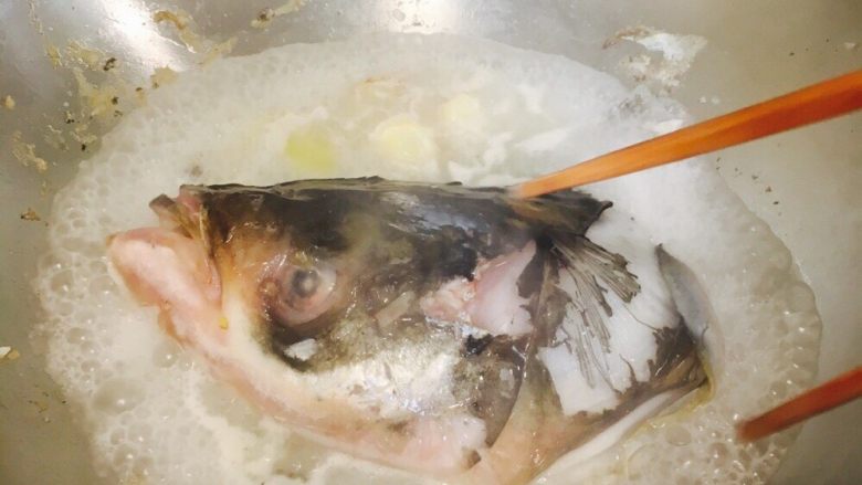 千岛湖鱼头豆腐汤,加入少量开水，呈奶白色