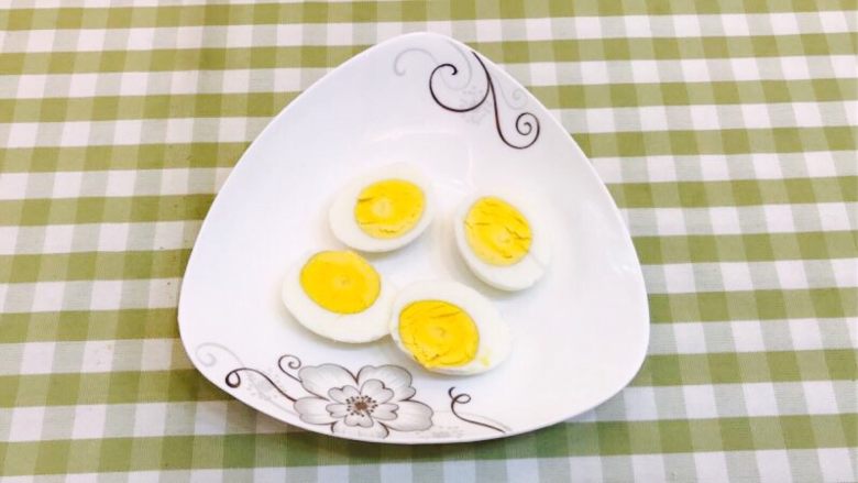 花样三明治,鸡蛋切成片，刀蘸点冷水在切，避免蛋黄切散了。