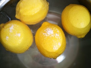 冰糖柠檬膏,用盐认真搓洗每个黄果果😄