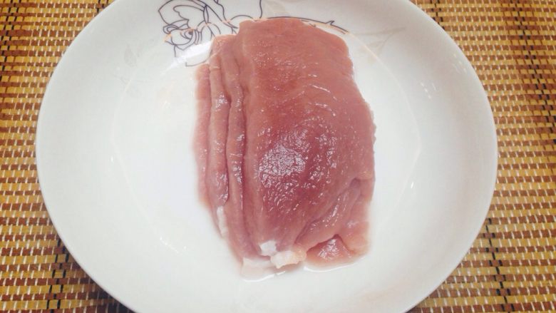 川味酱肉丝,顺纹理切成厚约0.4cm的片。