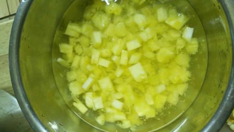 炒饭秀+五彩斑斓菠萝炒饭😁,将取出的菠萝肉切成粒状后用盐水浸泡备用