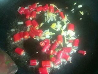 大蒜辣椒炒肚片,转中火，下辣椒段炒一分钟。