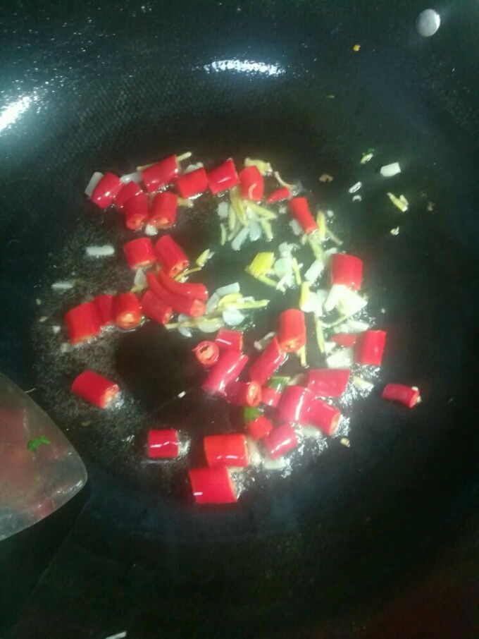 大蒜辣椒炒肚片,转中火，下辣椒段炒一分钟。