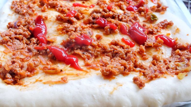 健康低脂 绵软拉丝厚底披萨,烤好的饼皮抹上肉酱和番茄酱