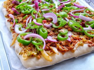 健康低脂 绵软拉丝厚底披萨,撒上洋葱和青椒
