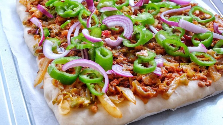 健康低脂 绵软拉丝厚底披萨,撒上洋葱和青椒