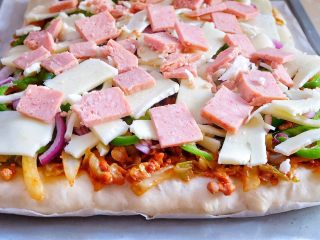健康低脂 绵软拉丝厚底披萨,放上肉片