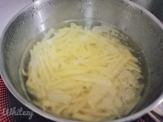 素食 | 香菇土豆拌面,将土豆丝放入沸水中，焯3~5分钟，捞起沥干。