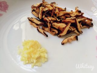 素食 | 香菇土豆拌面,将香菇沥干水后切成丝，蒜切成蓉。