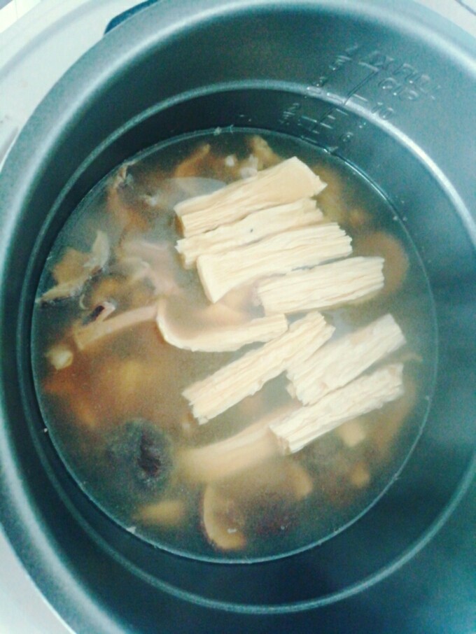 墨鱼猪肚汤,半小时后，打开锅盖，将腐竹加进去，加盐再煮三四分钟。