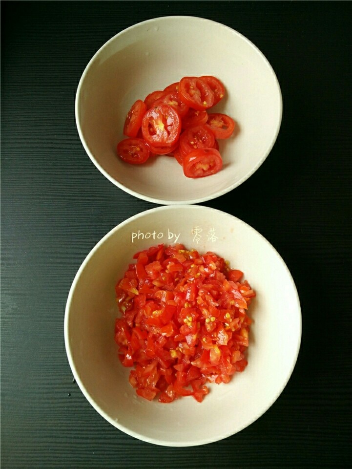 西红柿鸡蛋披萨,<a style='color:red;display:inline-block;' href='/shicai/ 89994'>小番茄</a>洗净切片，番茄洗净切丁； 