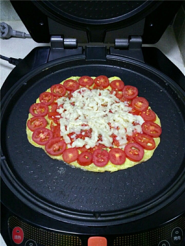 西红柿鸡蛋披萨,铺上马苏里拉芝士；