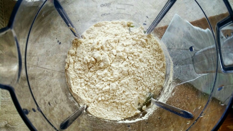 翡翠蛋饼（懒人的早餐救星）,倒入半碗面粉。