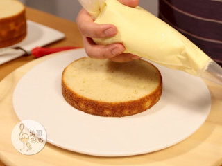 瑞士奶油霜 - 彩虹抹面蛋糕,10、在装了瑞士奶油霜的裱花袋头剪一个口子后