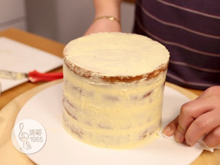 瑞士奶油霜 - 彩虹抹面蛋糕,16、用纸巾擦掉盘子上多余的奶油霜