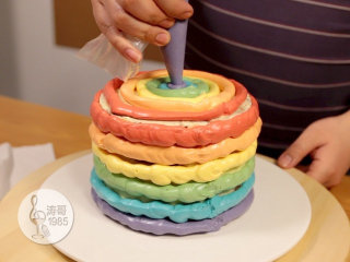 瑞士奶油霜 - 彩虹抹面蛋糕,22、蛋糕侧面挤好后就在蛋糕顶部挤出自己喜欢的造型