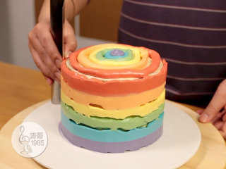 瑞士奶油霜 - 彩虹抹面蛋糕,23、接下来准备给蛋糕抹面，我用的是一个比蛋糕更高的不锈钢刮板，它是可以平面直立起来的，这样抹平蛋糕侧面的时候就不会把侧面抹歪了