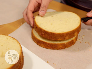 瑞士奶油霜 - 彩虹抹面蛋糕,4、再用同样的方法把蛋糕切成均匀的两片蛋糕，放在一旁备用，两个蛋糕一共切成4片