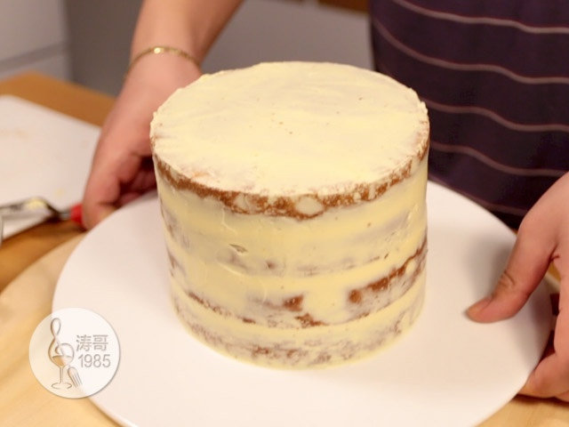 瑞士奶油霜 - 彩虹抹面蛋糕,17、把蛋糕放进冰箱的保鲜层冷藏20分钟