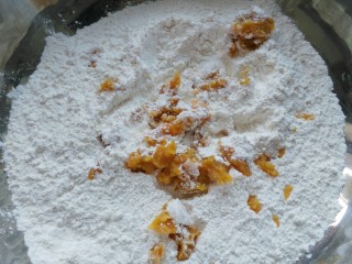 ≈红薯馒头≈,把红薯泥，酵母水加入面粉中间