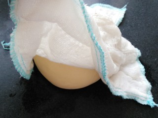 ≈红薯馒头≈,把面团盖上干净的湿布或者保鲜膜，静置10分钟