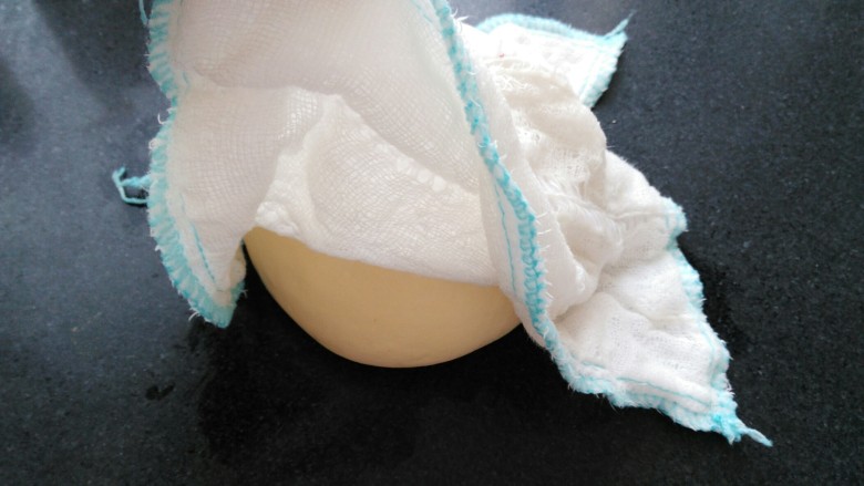 ≈红薯馒头≈,把面团盖上干净的湿布或者保鲜膜，静置10分钟