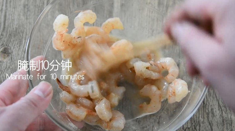 锁住这道春风里弥漫的鲜气——芦笋百合炒虾,拌匀腌制10分钟