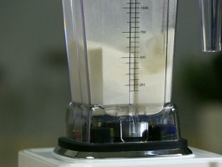 香蕉燕麦卷,容杯放置机器上，启动开/关键，按Dry干磨。
